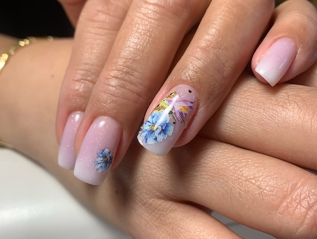 Ljuslila manikyr med blomsterdetaljer